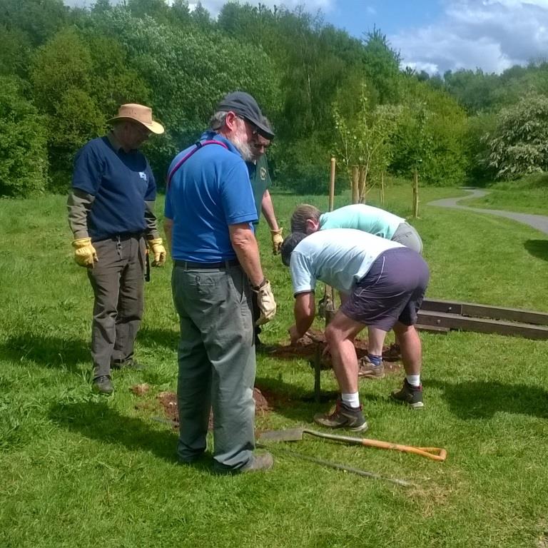 Pic-2-Stanmore-Country-Park-freestanding-recycled-plastic-sign-installation-volunteers-SQ-2.jpg